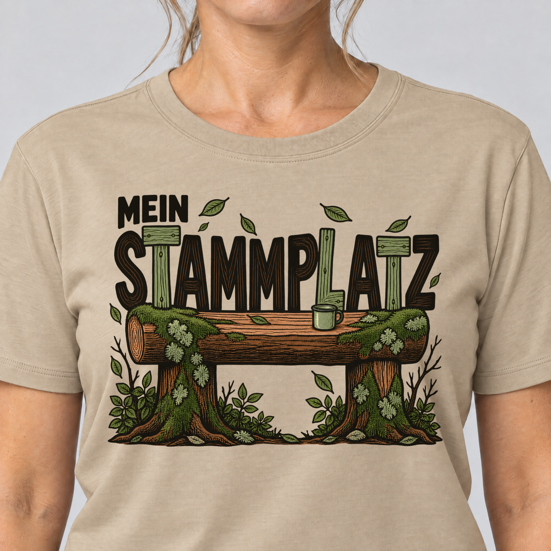 Nahaufnahme des Drucks: Mein Stammplatz – T-Shirt Unisex in Sand, von einer Frau getragen