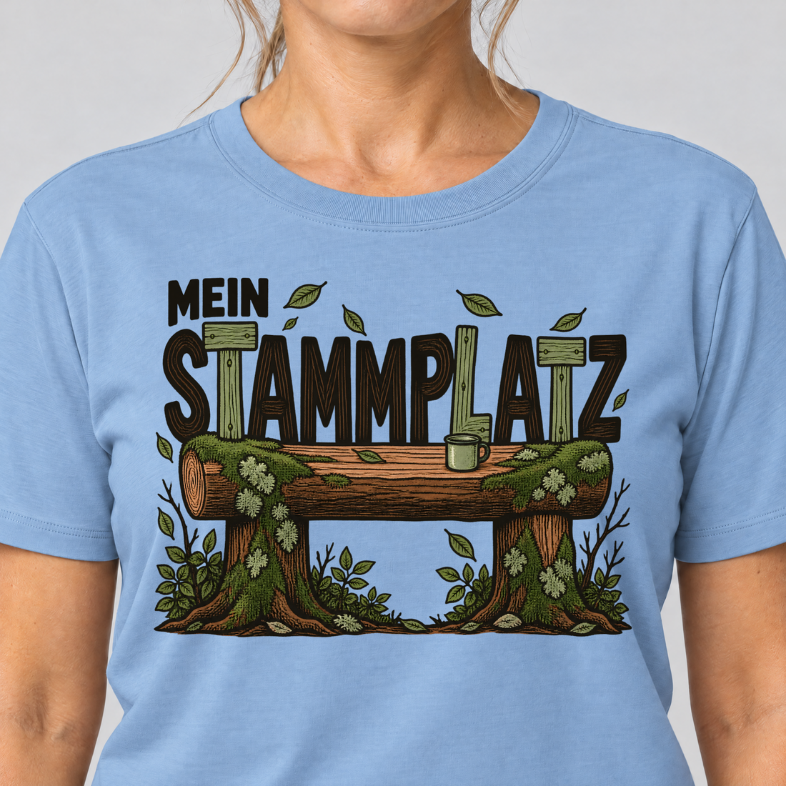 Nahaufnahme des Drucks: Mein Stammplatz – T-Shirt Unisex in Himmelblau, von einer Frau getragen