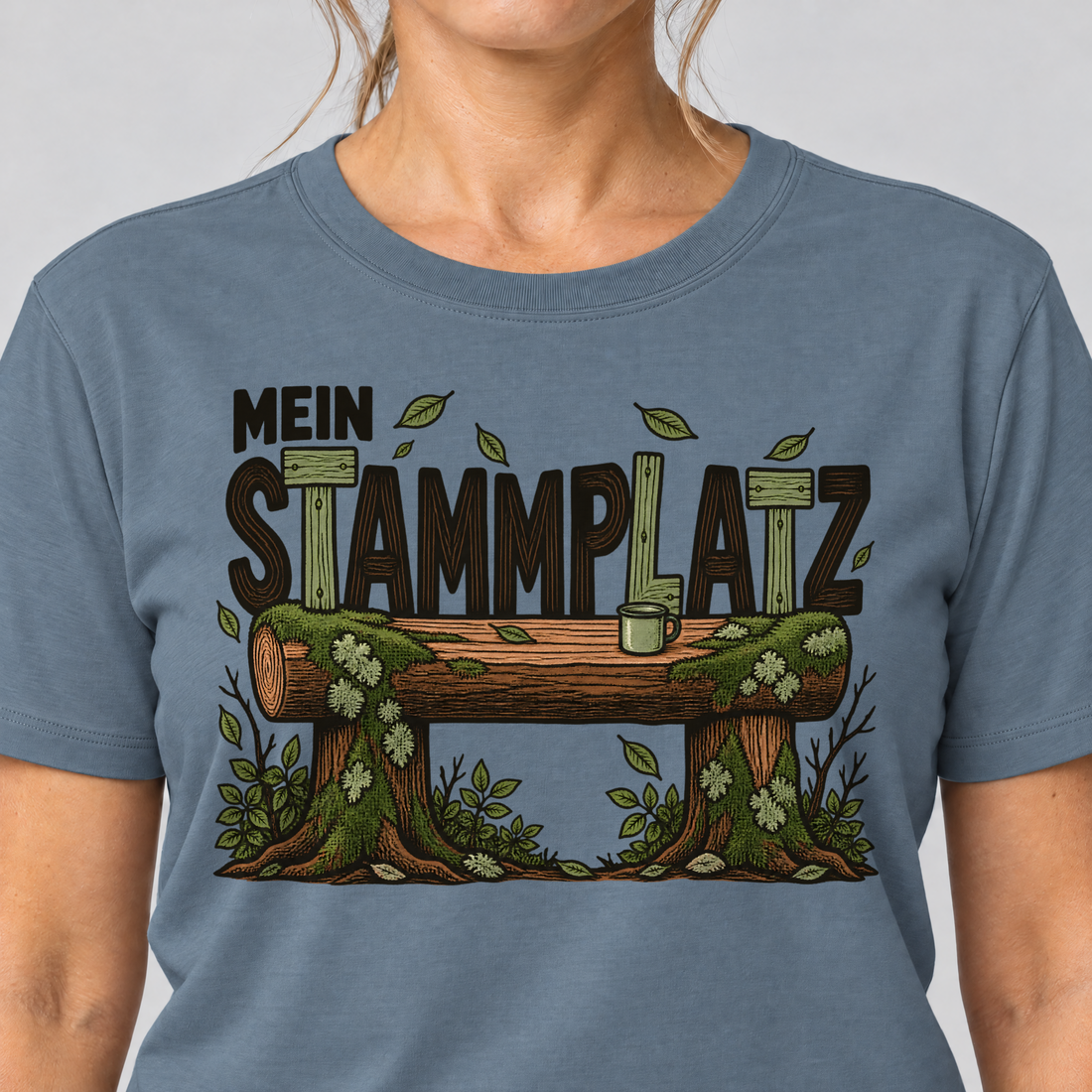 Nahaufnahme des Drucks: Mein Stammplatz – T-Shirt Unisex in Steinblau, von einer Frau getragen
