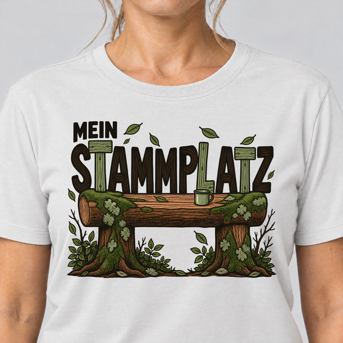 Nahaufnahme des Drucks: Mein Stammplatz – T-Shirt Unisex in Weiß, von einer Frau getragen