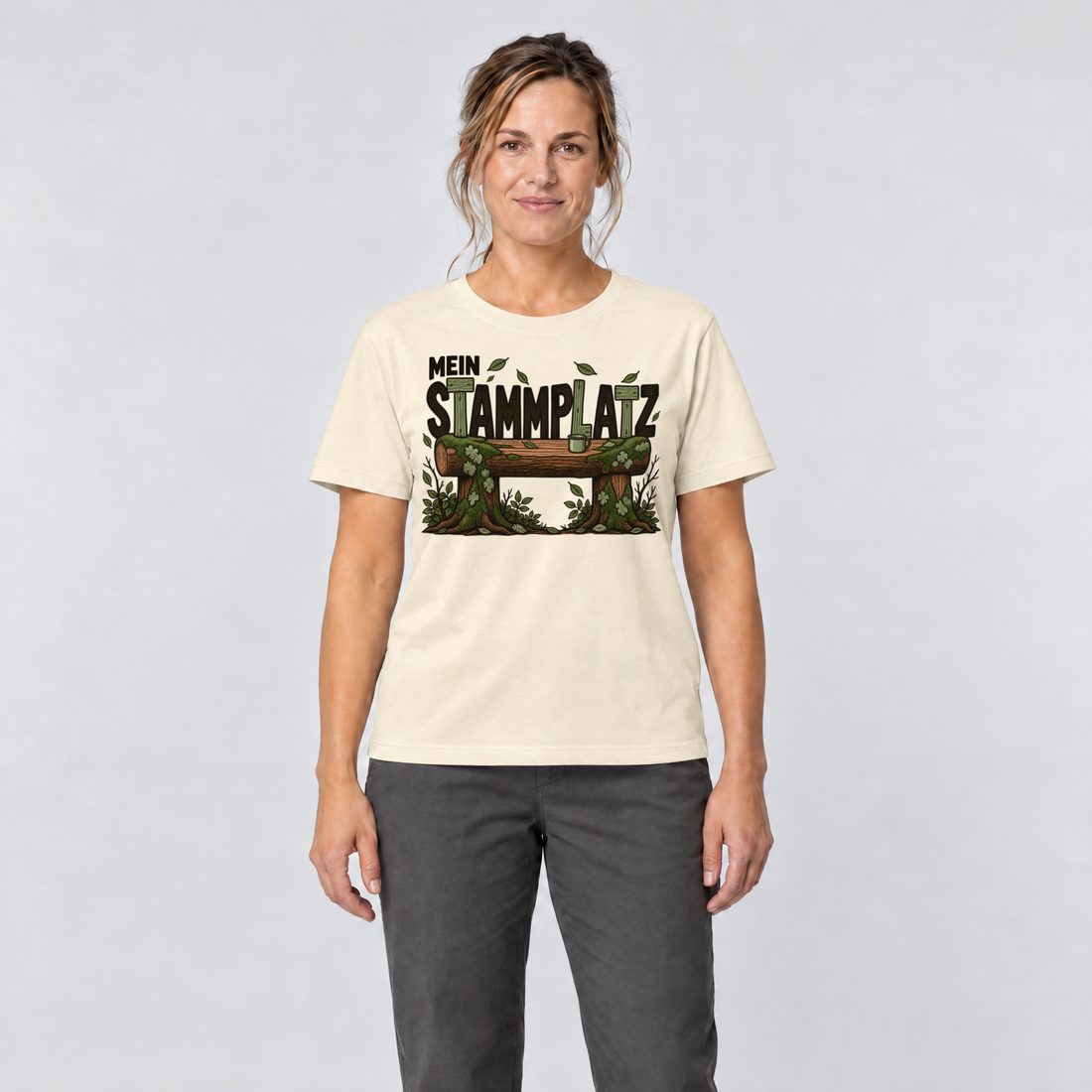 Frau trägt Mein Stammplatz – T-Shirt Unisex in Natur, Ansicht von vorn