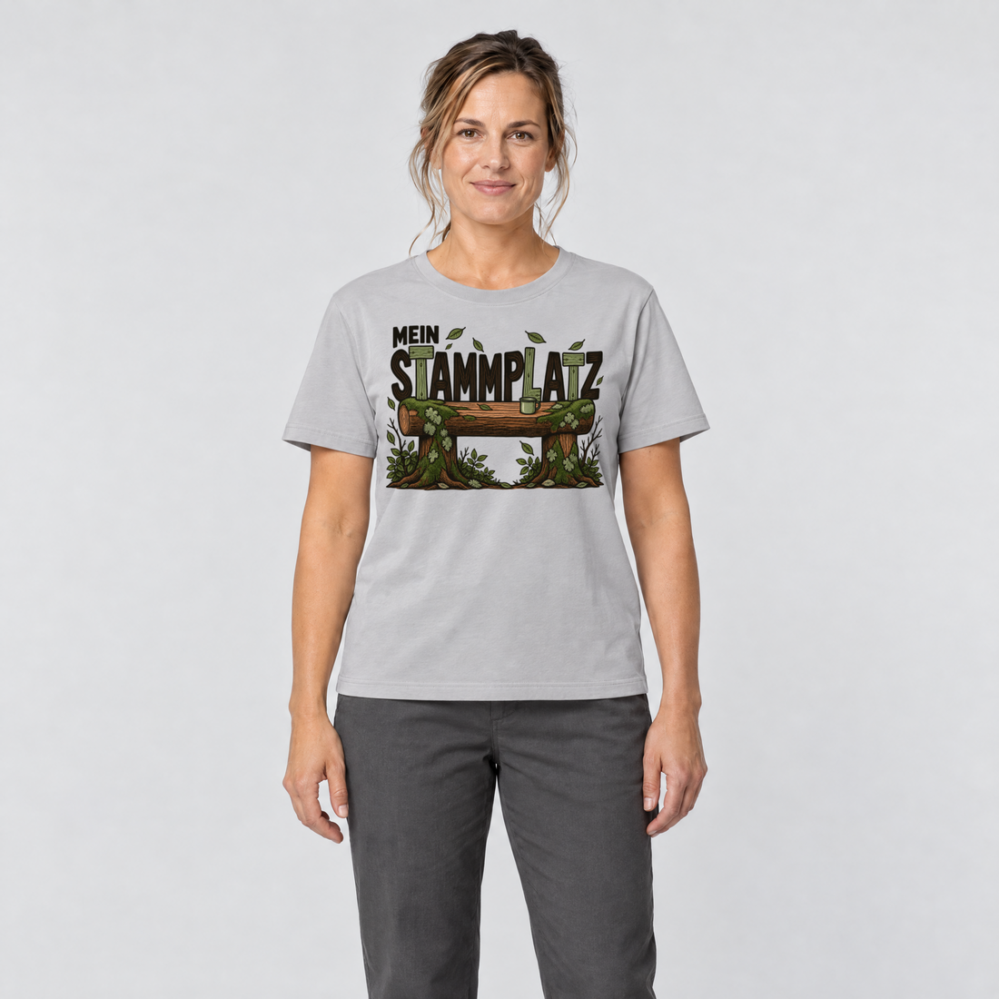 Frau trägt Mein Stammplatz – T-Shirt Unisex in Hellgrau, Ansicht von vorn
