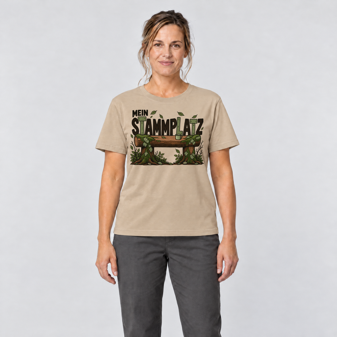 Frau trägt Mein Stammplatz – T-Shirt Unisex in Sand, Ansicht von vorn