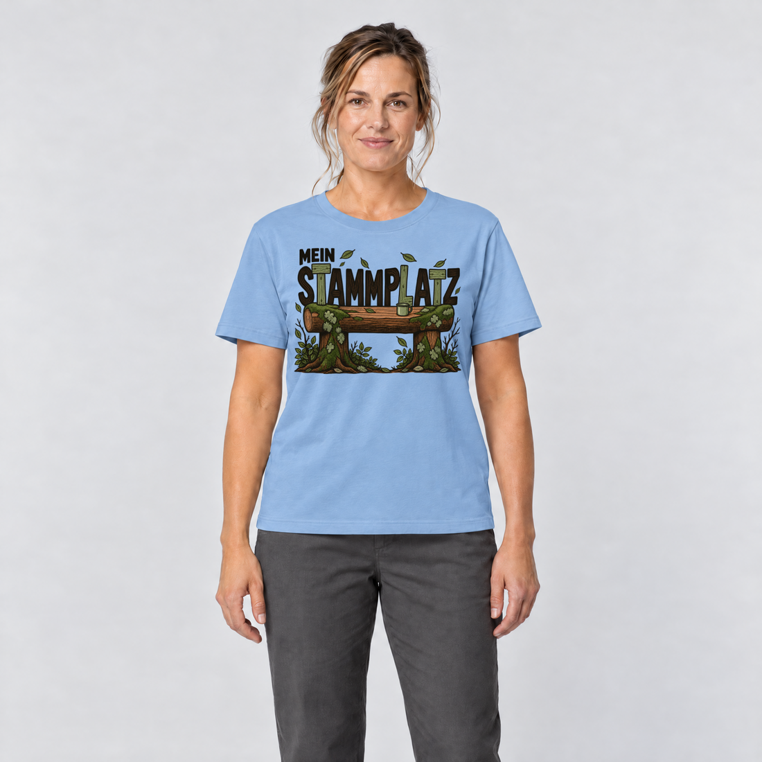 Frau trägt Mein Stammplatz – T-Shirt Unisex in Himmelblau, Ansicht von vorn