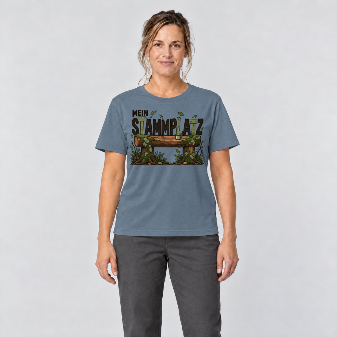 Frau trägt Mein Stammplatz – T-Shirt Unisex in Steinblau, Ansicht von vorn