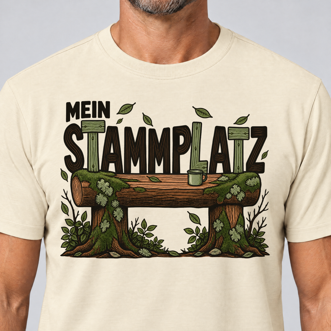 Nahaufnahme des Drucks: Mein Stammplatz – T-Shirt Unisex in Natur, von einem Mann getragen