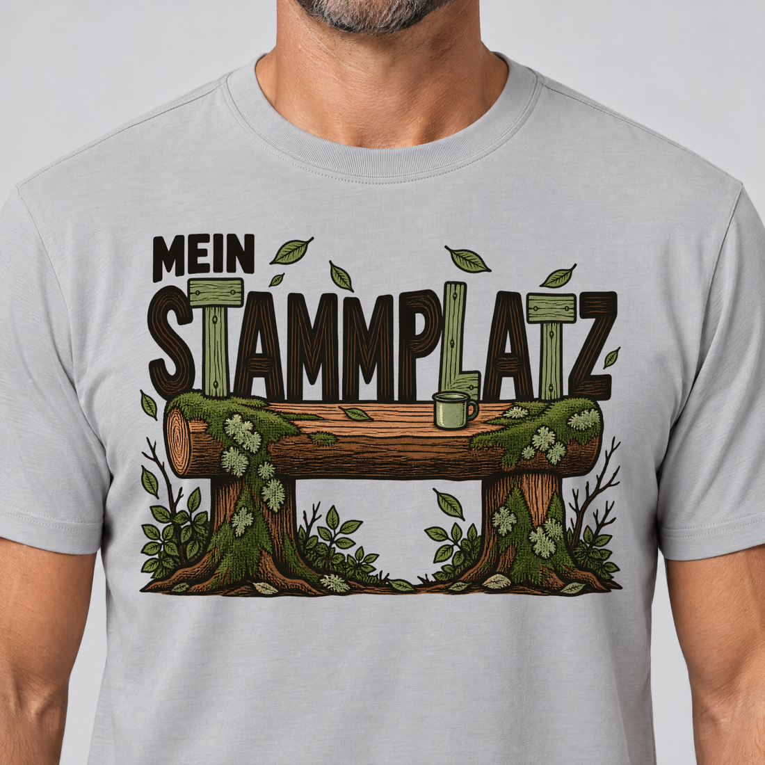 Nahaufnahme des Drucks: Mein Stammplatz – T-Shirt Unisex in Hellgrau, von einem Mann getragen
