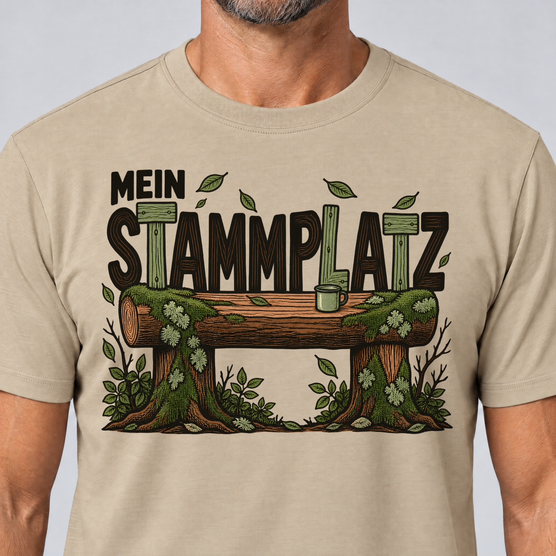 Nahaufnahme des Drucks: Mein Stammplatz – T-Shirt Unisex in Sand, von einem Mann getragen