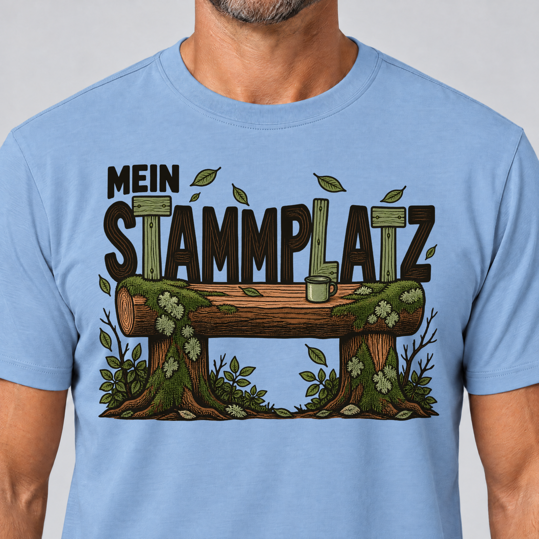 Nahaufnahme des Drucks: Mein Stammplatz – T-Shirt Unisex in Himmelblau, von einem Mann getragen