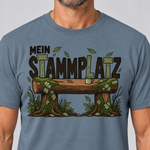 Nahaufnahme des Drucks: Mein Stammplatz – T-Shirt Unisex in Steinblau, von einem Mann getragen