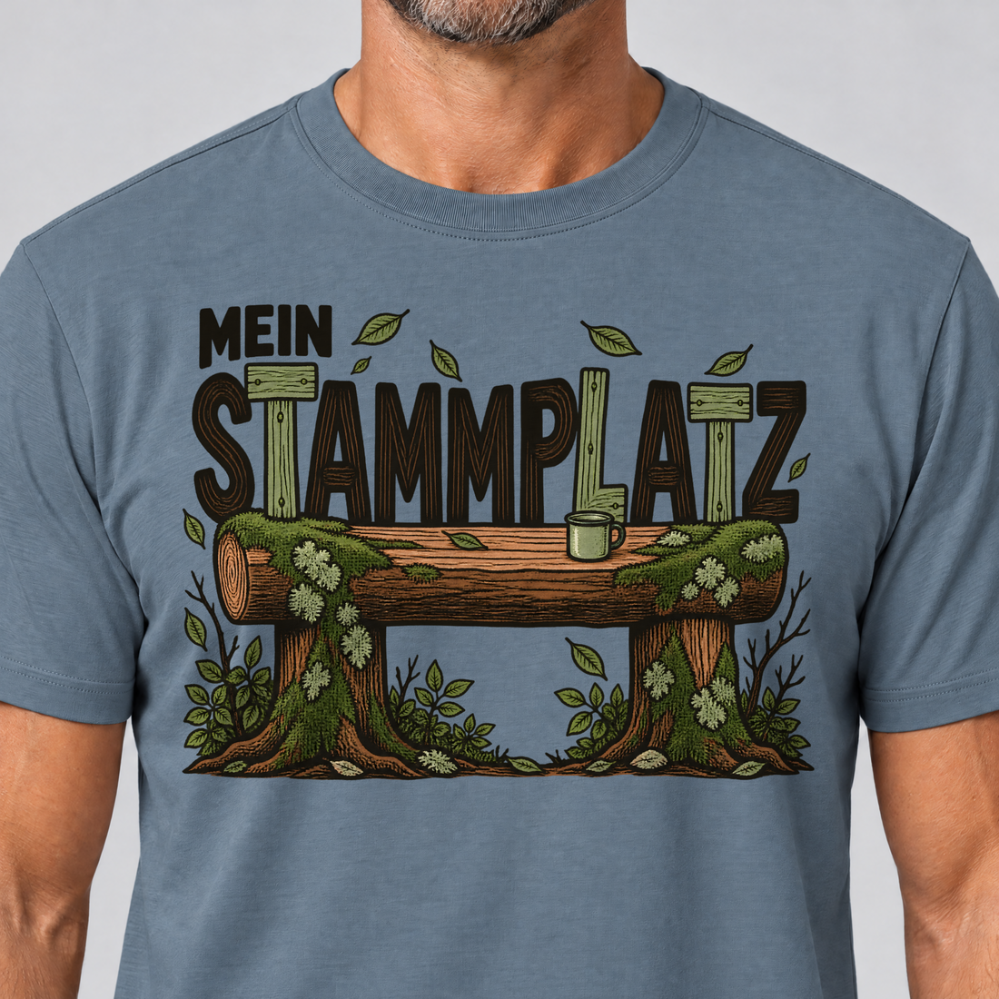 Nahaufnahme des Drucks: Mein Stammplatz – T-Shirt Unisex in Steinblau, von einem Mann getragen