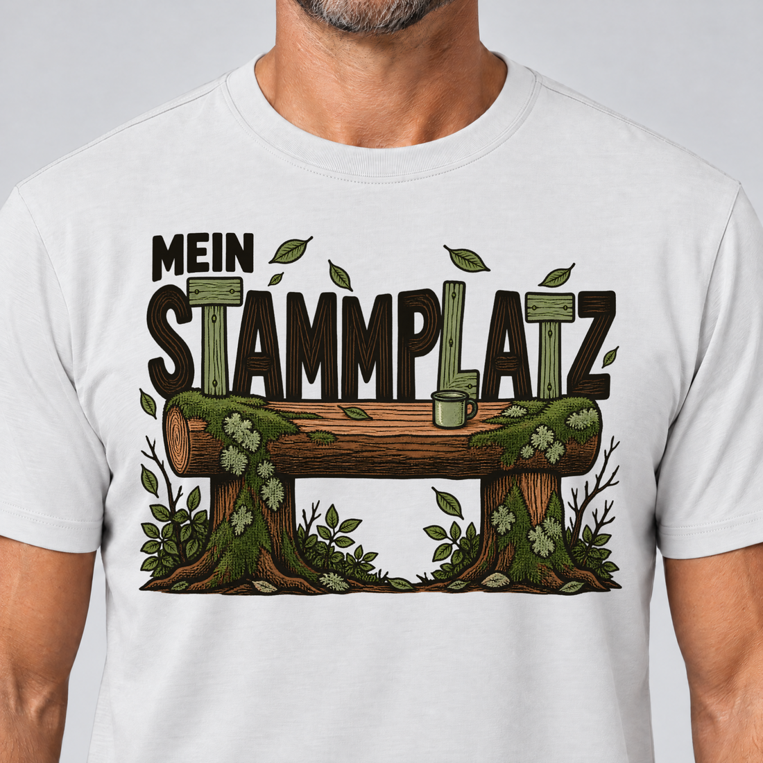 Nahaufnahme des Drucks: Mein Stammplatz – T-Shirt Unisex in Weiß, von einem Mann getragen