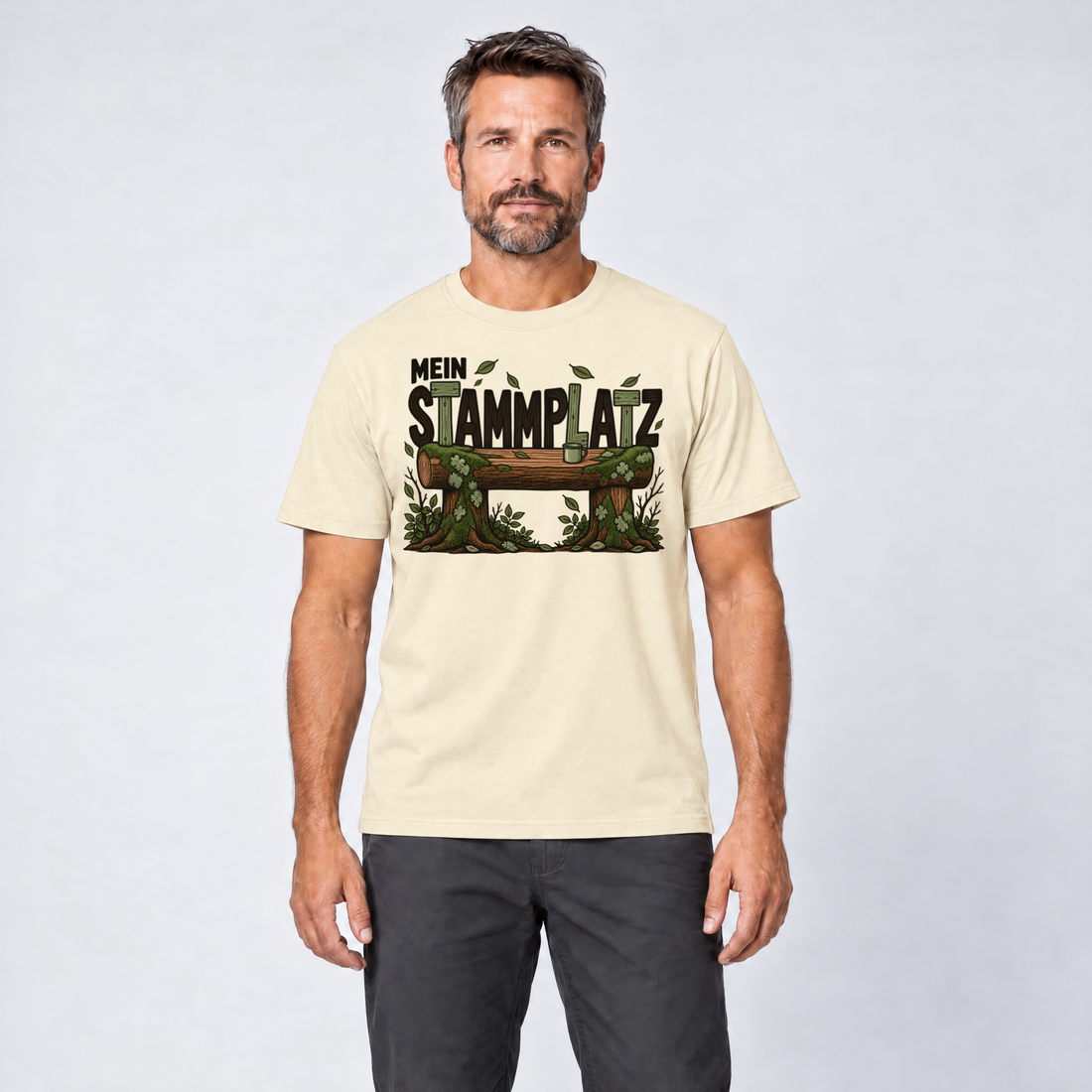 Mann trägt Mein Stammplatz – T-Shirt Unisex in Natur, Ansicht von vorn