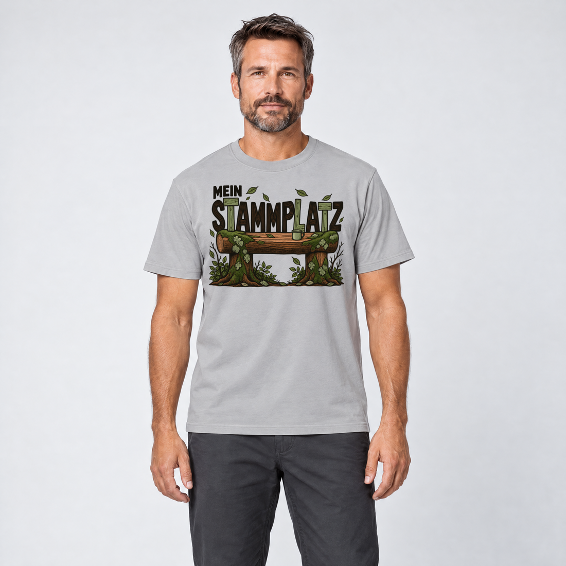 Mann trägt Mein Stammplatz – T-Shirt Unisex in Hellgrau, Ansicht von vorn