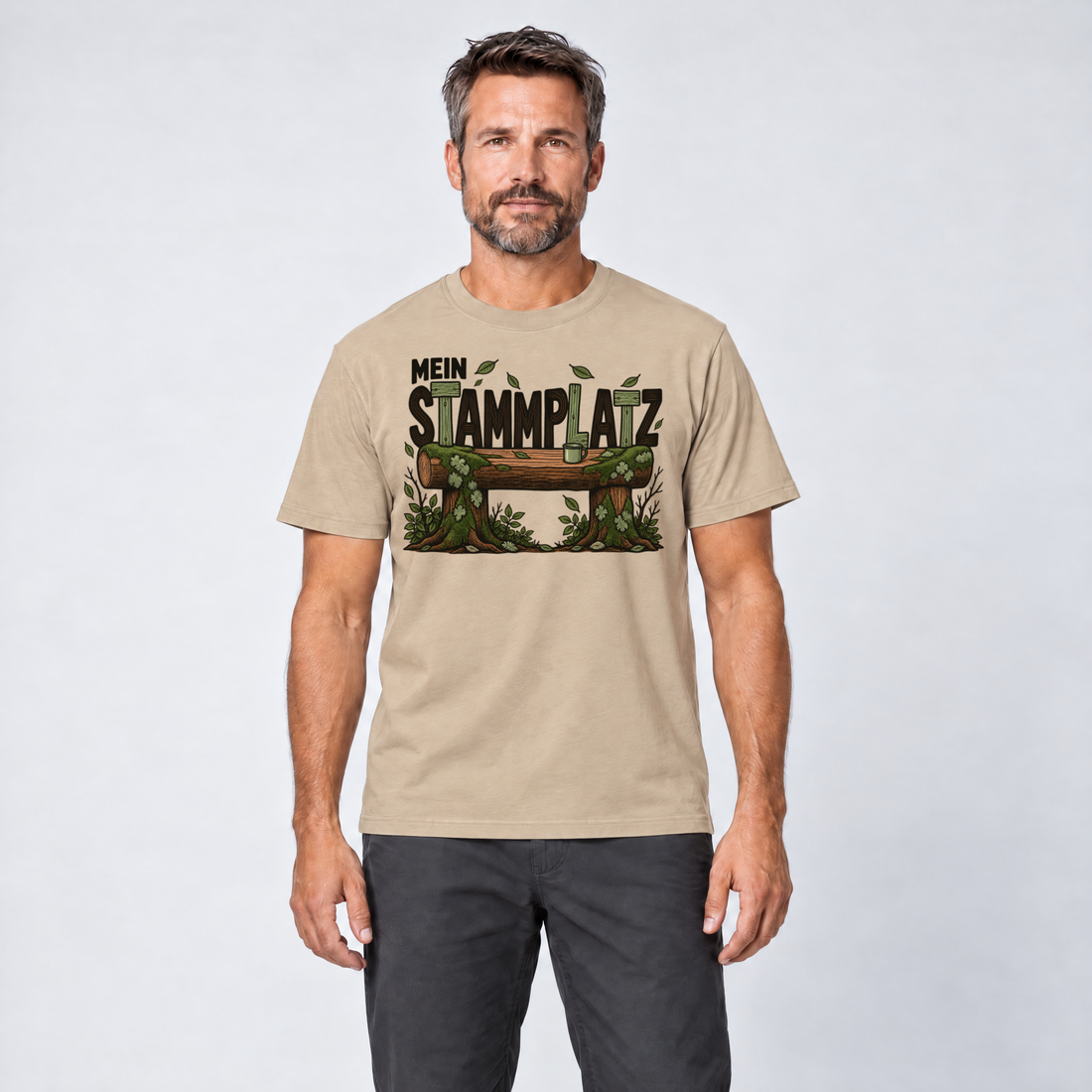 Mann trägt Mein Stammplatz – T-Shirt Unisex in Sand, Ansicht von vorn