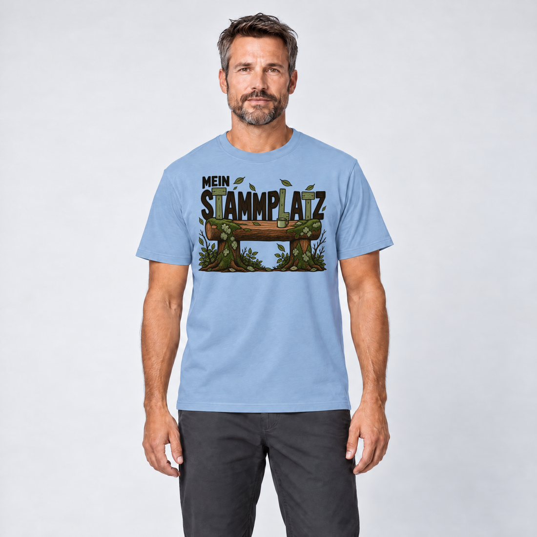 Mann trägt Mein Stammplatz – T-Shirt Unisex in Himmelblau, Ansicht von vorn