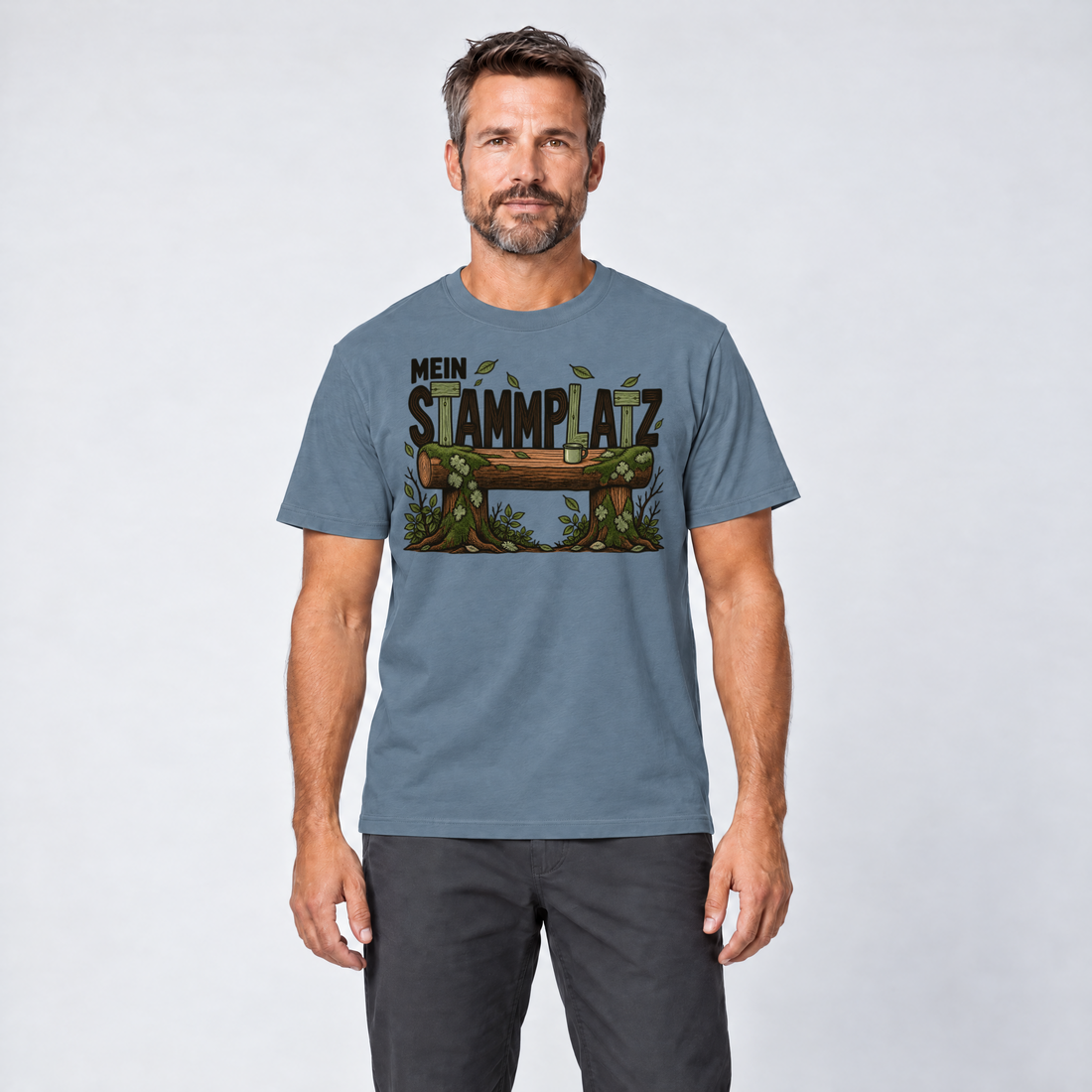 Mann trägt Mein Stammplatz – T-Shirt Unisex in Steinblau, Ansicht von vorn