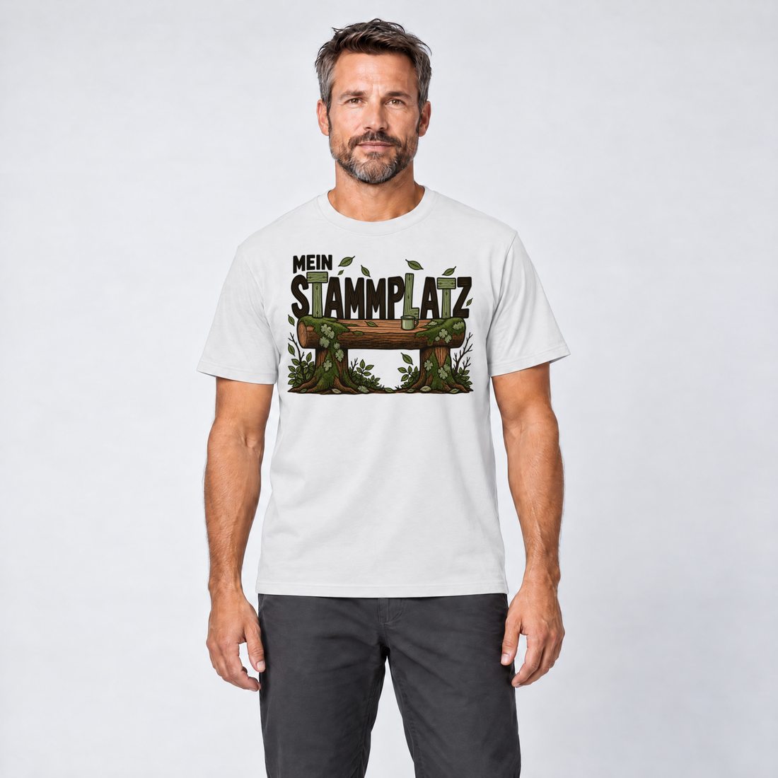 Mann trägt Mein Stammplatz – T-Shirt Unisex in Weiß, Ansicht von vorn