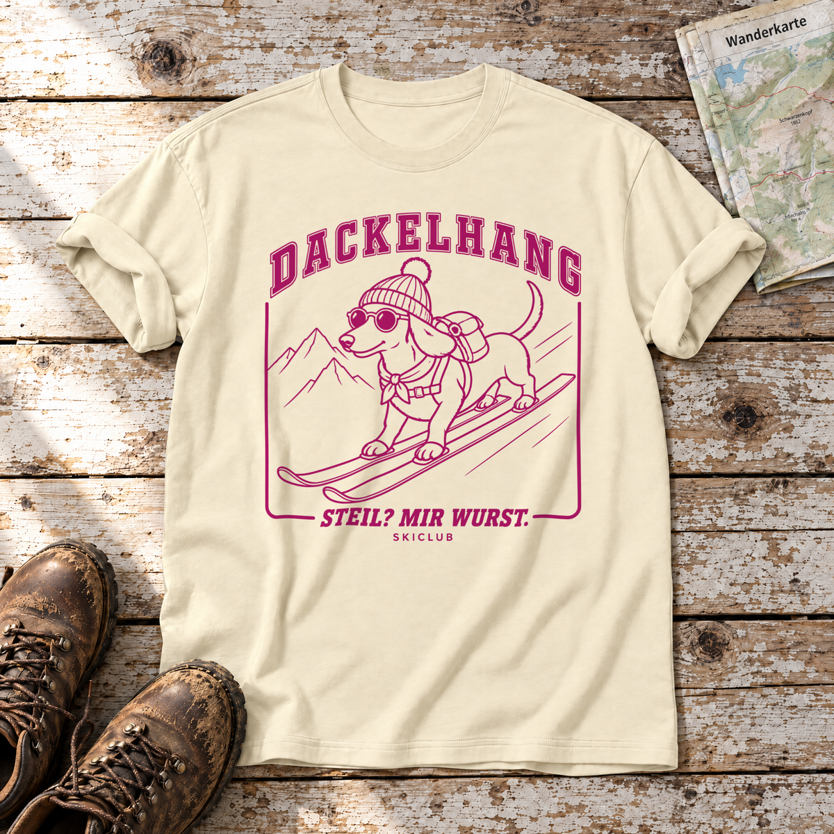 Steil? Mir Wurst. – T-Shirt Unisex in Natur, flach liegend auf alten Holzbrettern mit Wanderschuhen und Wanderkarte.