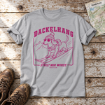 Steil? Mir Wurst. – T-Shirt Unisex in Hellgrau, flach liegend auf alten Holzbrettern mit Wanderschuhen und Wanderkarte.