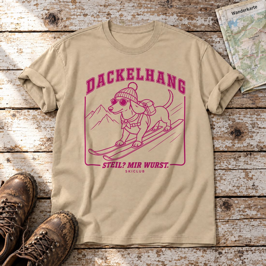 Steil? Mir Wurst. – T-Shirt Unisex in Sand, flach liegend auf alten Holzbrettern mit Wanderschuhen und Wanderkarte.