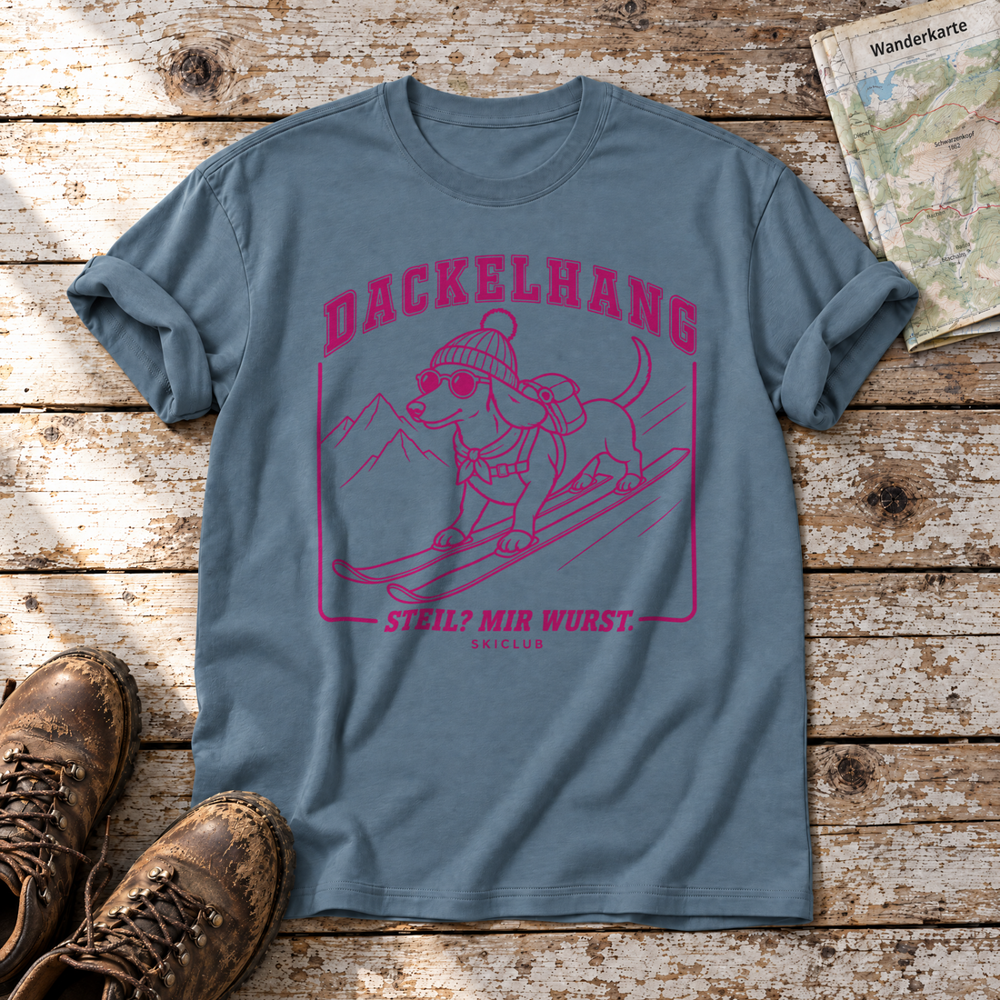Steil? Mir Wurst. – T-Shirt Unisex in Steinblau, flach liegend auf alten Holzbrettern mit Wanderschuhen und Wanderkarte.