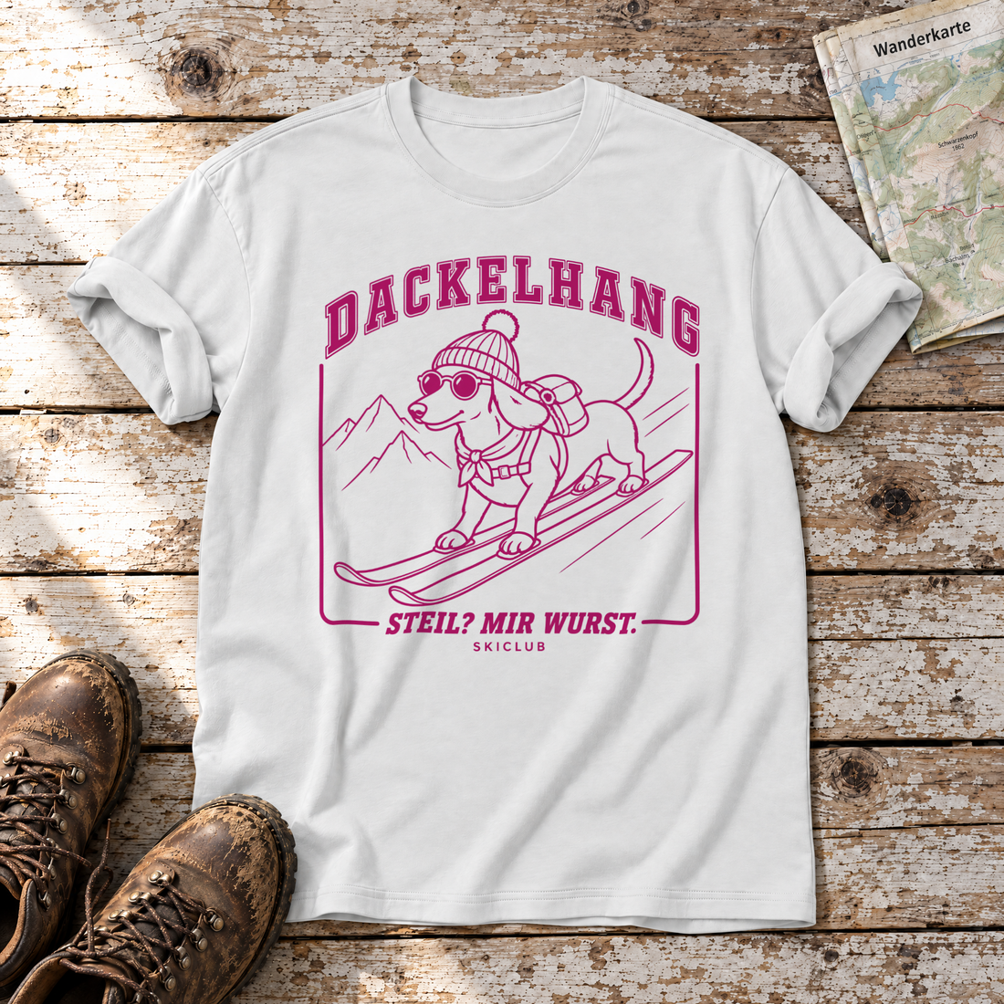 Steil? Mir Wurst. – T-Shirt Unisex in Weiß, flach liegend auf alten Holzbrettern mit Wanderschuhen und Wanderkarte.