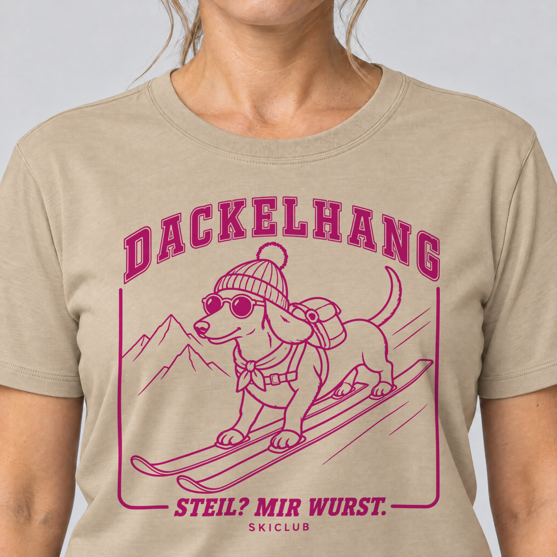 Nahaufnahme des Drucks: Steil? Mir Wurst. – T-Shirt Unisex in Sand, von einer Frau getragen