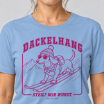 Nahaufnahme des Drucks: Steil? Mir Wurst. – T-Shirt Unisex in Himmelblau, von einer Frau getragen