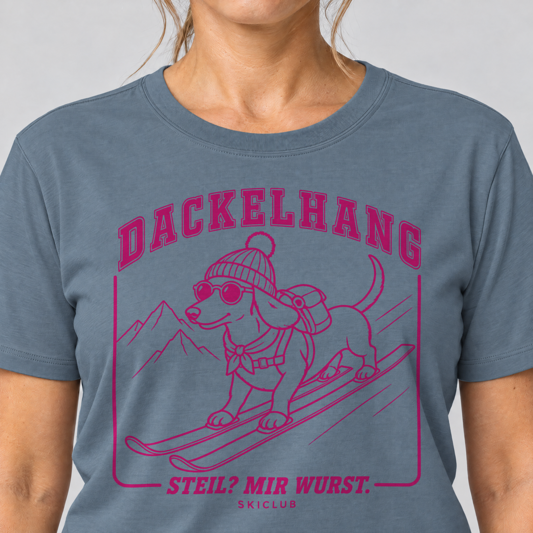 Nahaufnahme des Drucks: Steil? Mir Wurst. – T-Shirt Unisex in Steinblau, von einer Frau getragen