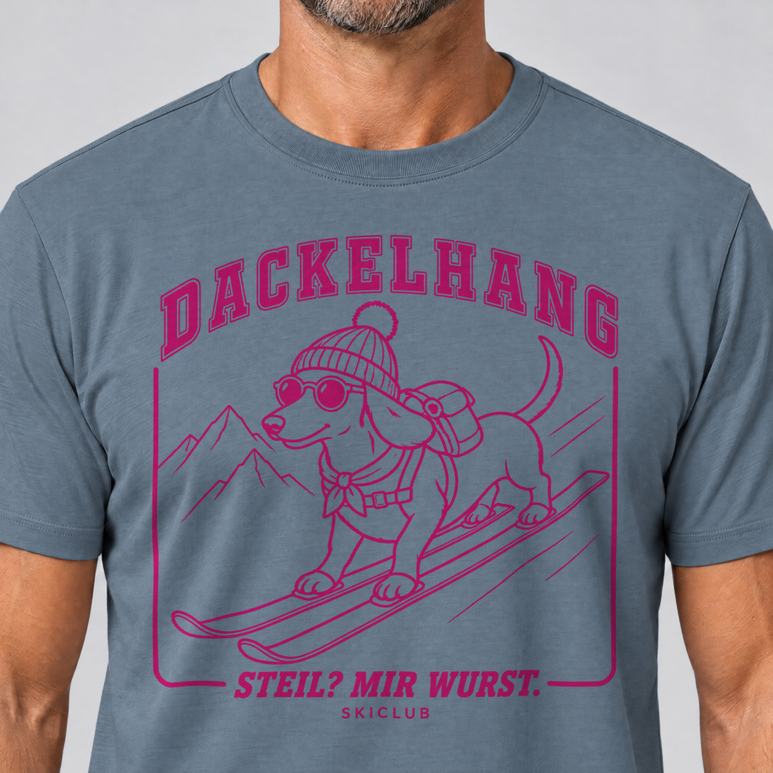 Nahaufnahme des Drucks: Steil? Mir Wurst. – T-Shirt Unisex in Steinblau, von einem Mann getragen