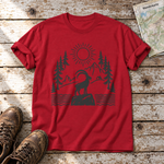 Steinbock am Bergsee – T-Shirt Unisex in Rot, flach liegend auf alten Holzbrettern mit Wanderschuhen und Wanderkarte.