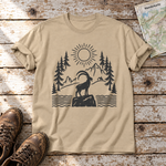 Steinbock am Bergsee – T-Shirt Unisex in Sand, flach liegend auf alten Holzbrettern mit Wanderschuhen und Wanderkarte.