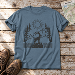 Steinbock am Bergsee – T-Shirt Unisex in Steinblau, flach liegend auf alten Holzbrettern mit Wanderschuhen und Wanderkarte.