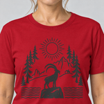 Nahaufnahme des Drucks: Steinbock am Bergsee – T-Shirt Unisex in Rot, von einer Frau getragen