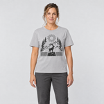 Frau trägt Steinbock am Bergsee – T-Shirt Unisex in Hellgrau, Ansicht von vorn