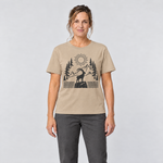 Frau trägt Steinbock am Bergsee – T-Shirt Unisex in Sand, Ansicht von vorn