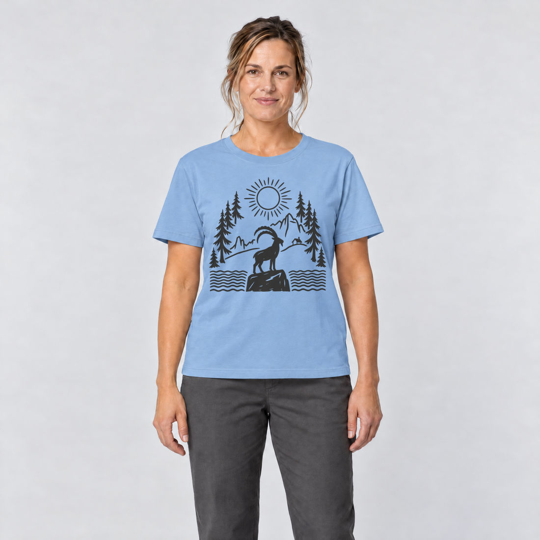Frau trägt Steinbock am Bergsee – T-Shirt Unisex in Himmelblau, Ansicht von vorn