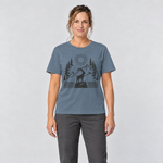 Frau trägt Steinbock am Bergsee – T-Shirt Unisex in Steinblau, Ansicht von vorn