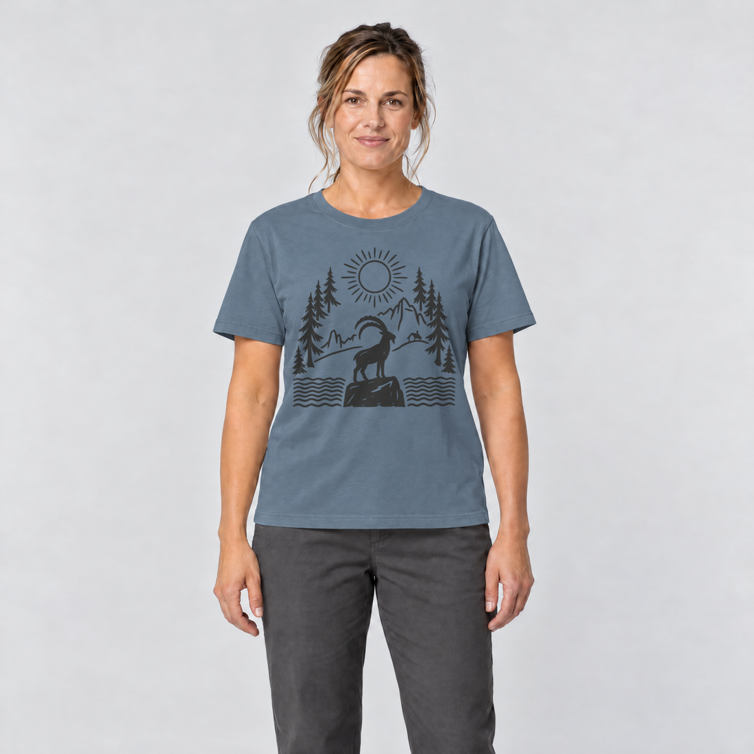 Frau trägt Steinbock am Bergsee – T-Shirt Unisex in Steinblau, Ansicht von vorn