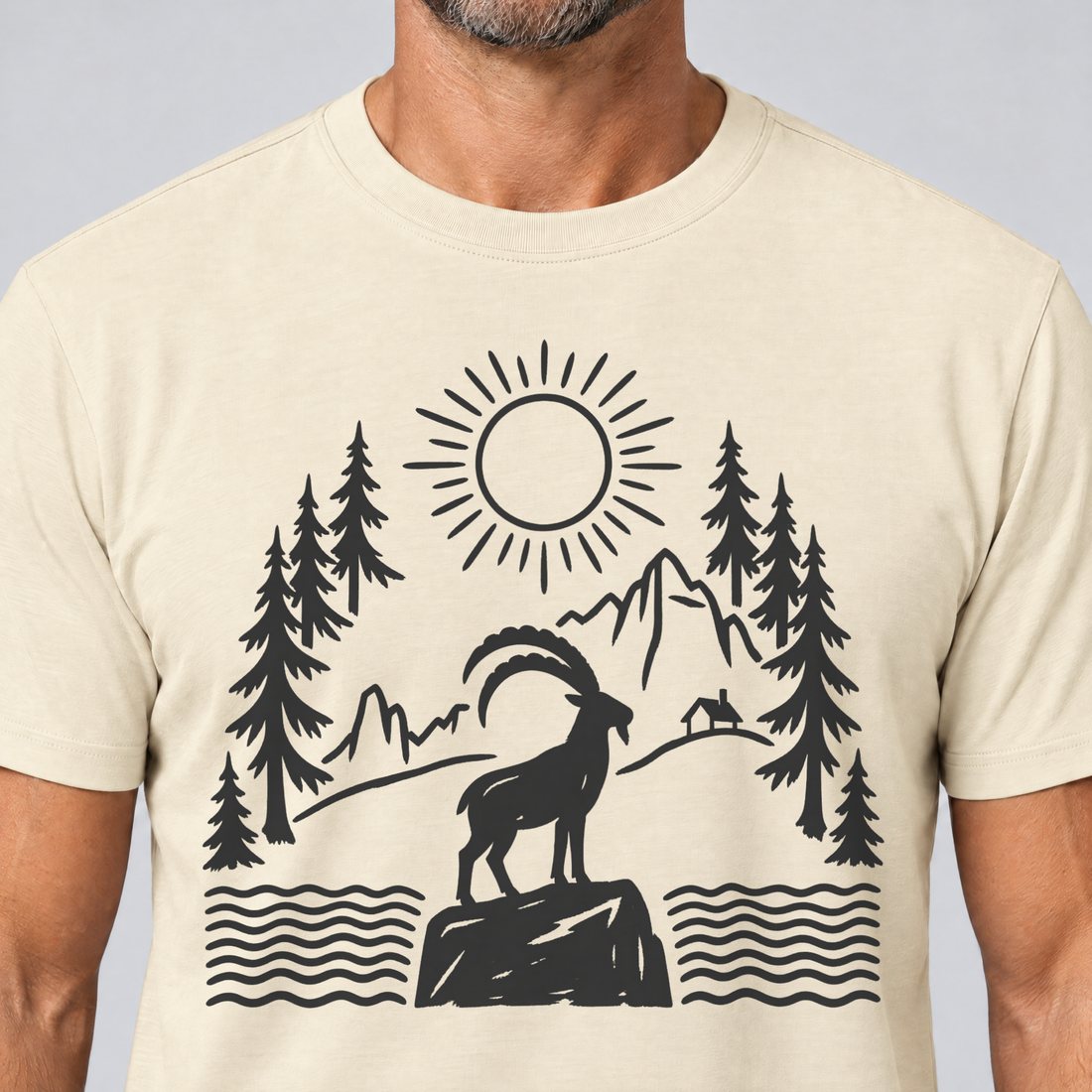 Nahaufnahme des Drucks: Steinbock am Bergsee – T-Shirt Unisex in Natur, von einem Mann getragen