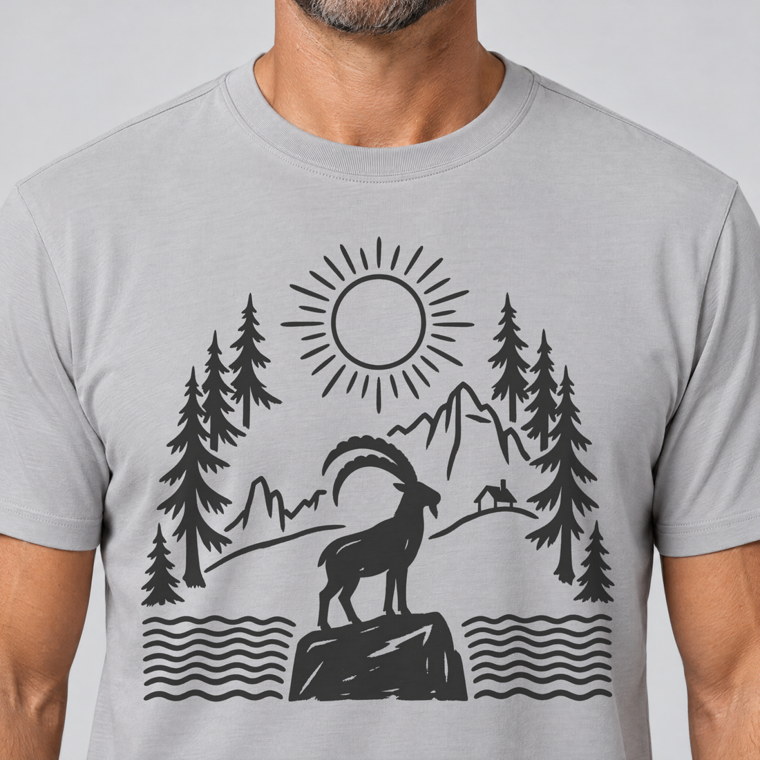 Nahaufnahme des Drucks: Steinbock am Bergsee – T-Shirt Unisex in Hellgrau, von einem Mann getragen