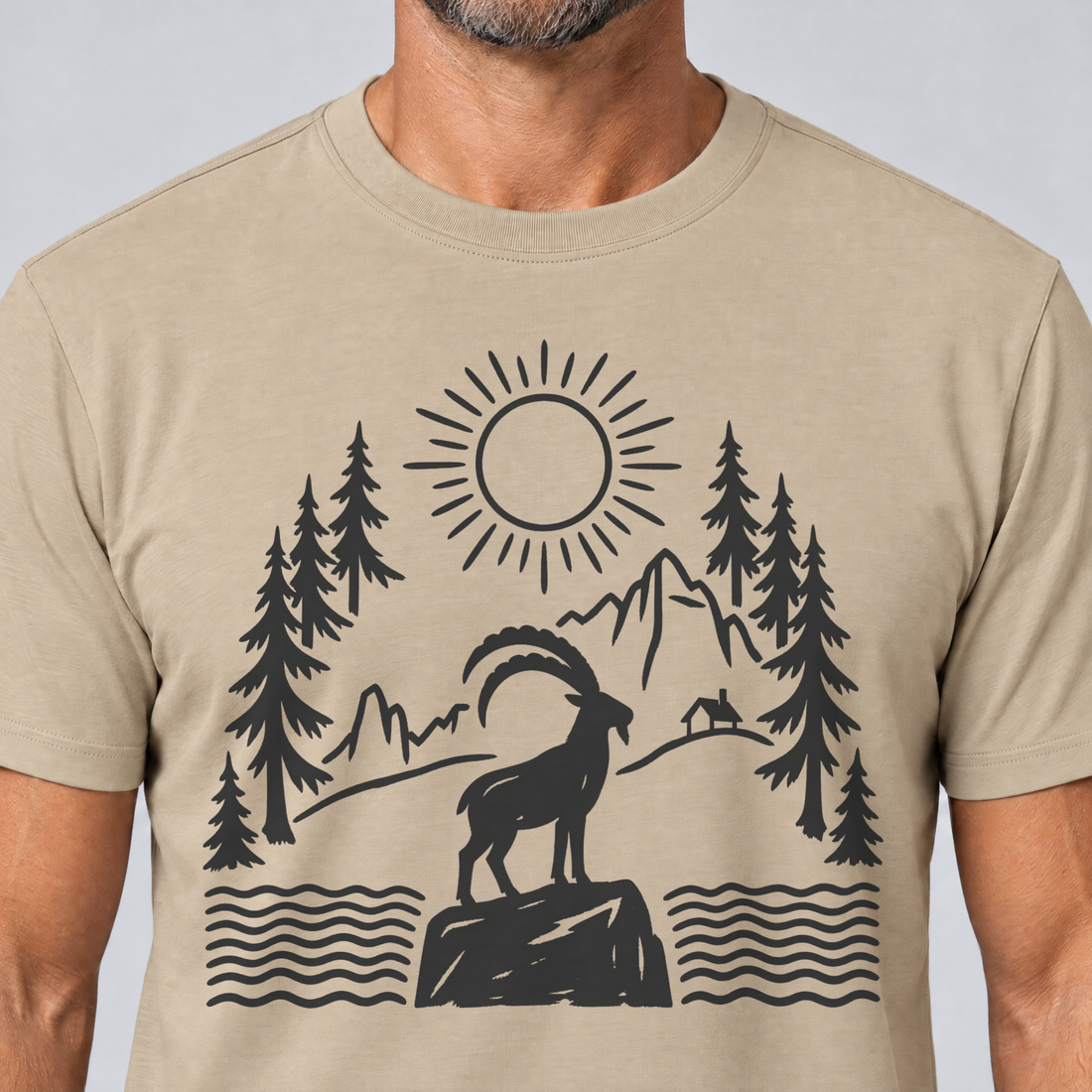Nahaufnahme des Drucks: Steinbock am Bergsee – T-Shirt Unisex in Sand, von einem Mann getragen
