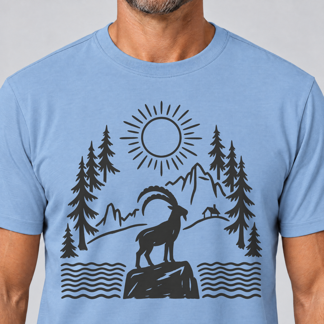 Nahaufnahme des Drucks: Steinbock am Bergsee – T-Shirt Unisex in Himmelblau, von einem Mann getragen