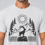 Nahaufnahme des Drucks: Steinbock am Bergsee – T-Shirt Unisex in Weiß, von einem Mann getragen