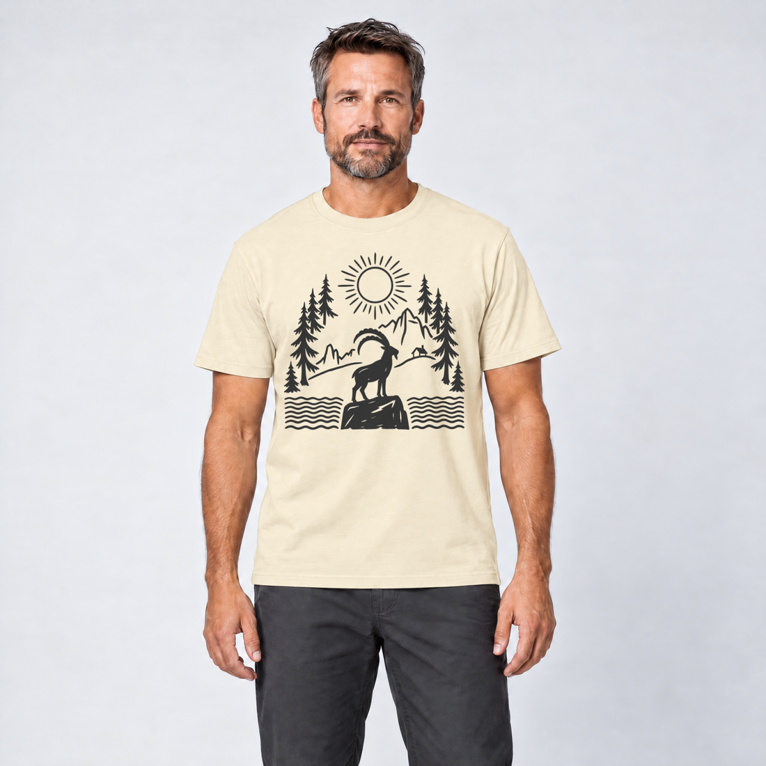 Mann trägt Steinbock am Bergsee – T-Shirt Unisex in Natur, Ansicht von vorn