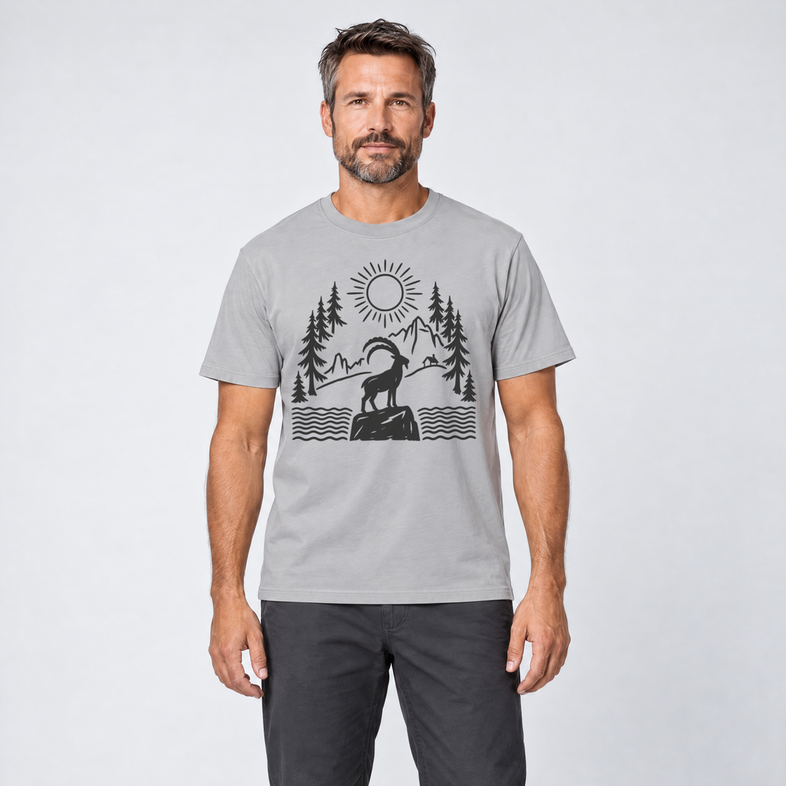 Mann trägt Steinbock am Bergsee – T-Shirt Unisex in Hellgrau, Ansicht von vorn