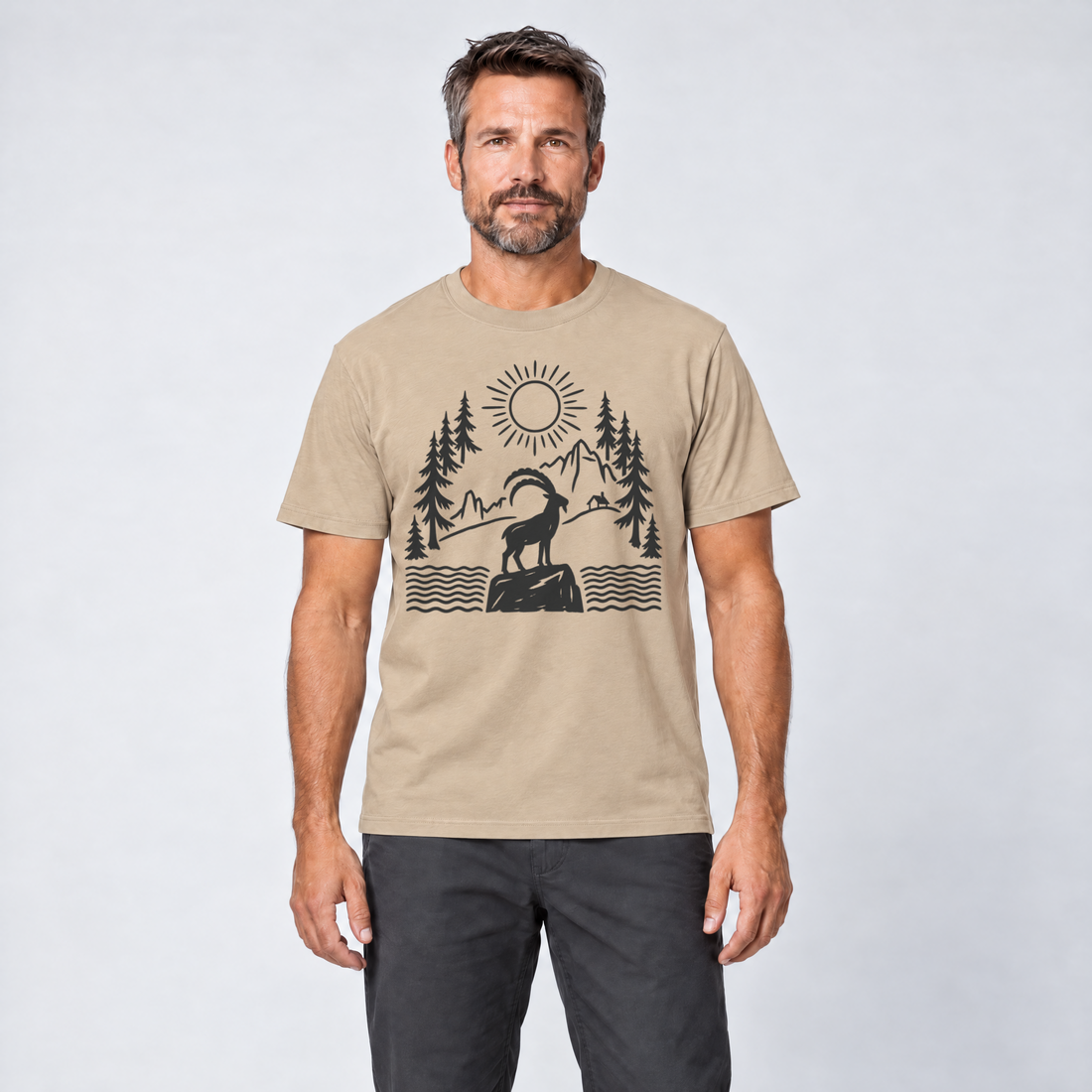 Mann trägt Steinbock am Bergsee – T-Shirt Unisex in Sand, Ansicht von vorn