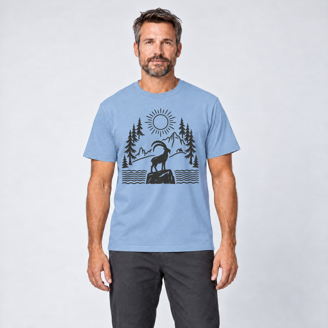 Mann trägt Steinbock am Bergsee – T-Shirt Unisex in Himmelblau, Ansicht von vorn