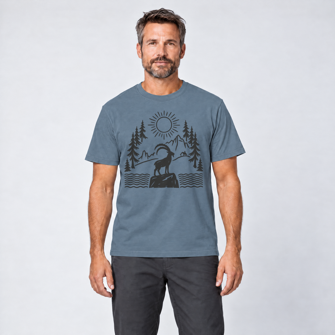 Mann trägt Steinbock am Bergsee – T-Shirt Unisex in Steinblau, Ansicht von vorn